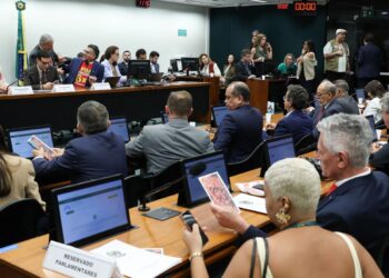 Oposição critica PEC do fim da escala 6×1 durante votação na Comissão