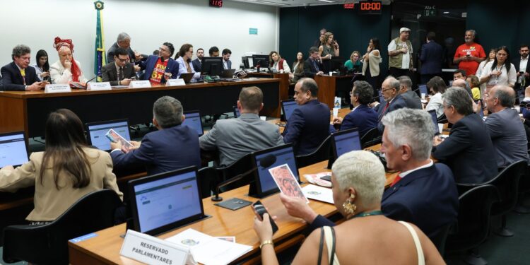 Oposição critica PEC do fim da escala 6×1 durante votação na Comissão