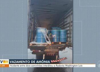 Batida entre caminhões causa vazamento de produto à base de amônia no interior de SP