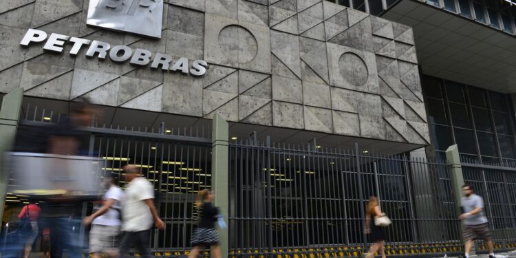 Petrobras anuncia alta de R$ 0,04 na gasolina vendida a distribuidoras