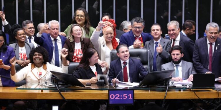 Câmara aprova, em dois turnos, PEC pelo fim da escala 6×1