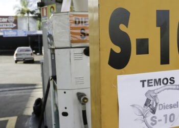 Rússia lidera venda de diesel ao Brasil durante guerra no Irã
