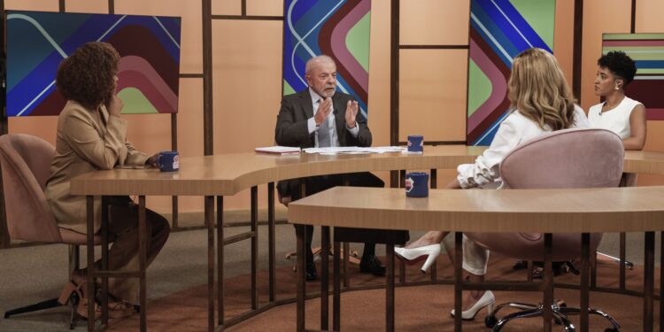 Lula diz que monitora preço dos combustíveis todos os dias