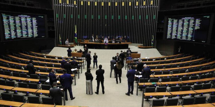 Minirreforma eleitoral limita e parcela multa a partidos políticos