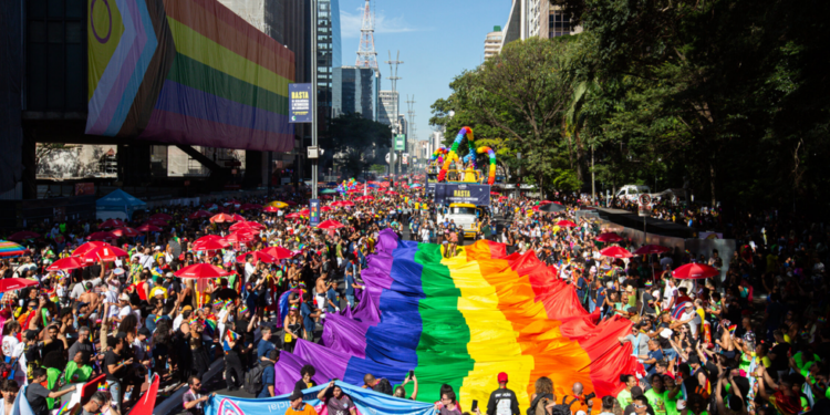 Câmara de SP aprova em 1ª votação projeto que restringe presença de menores na Parada LGBT