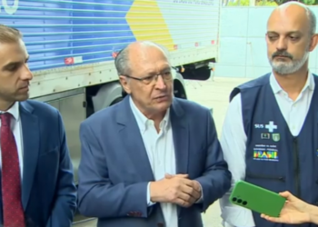 Alckmin diz que clã Bolsonaro pensa mais em si que no país e que meta é desviar atenção do caso Master