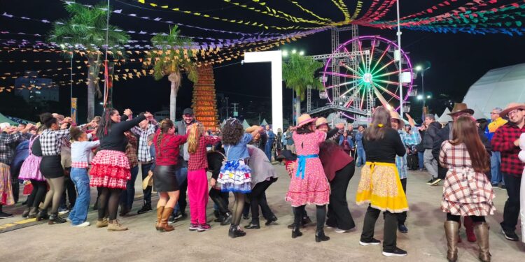 Quadrilha, comidas típicas e parque de diversões: Festa Junina de Votorantim tem noite de abertura com apresentação especial e público diversificado