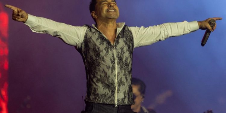 Zezé di Camargo brinca com ‘canta, Mirosmar’ e faz público de segunda voz em Americana