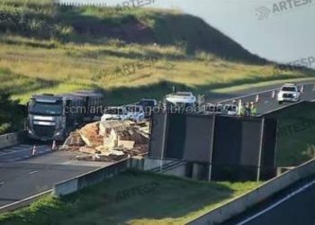 Carreta tomba e bloqueia duas faixas da Rodovia dos Bandeirantes, em Limeira