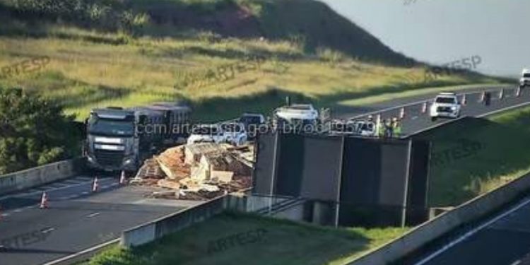 Carreta tomba e bloqueia duas faixas da Rodovia dos Bandeirantes, em Limeira
