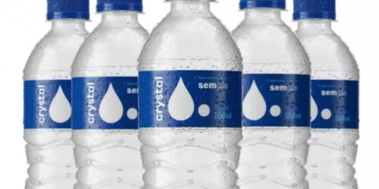 Anvisa recolhe lote de água Crystal após detectar mesma bactéria encontrada em produtos da Ypê