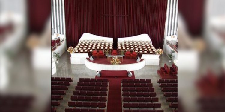 Parte do teto de igreja evangélica cede no noroeste de SP