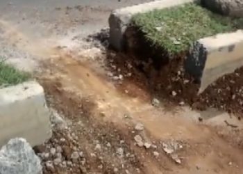 Motoboy usa marreta para quebrar meio-fio e criar 'atalho' em avenida de Sumaré