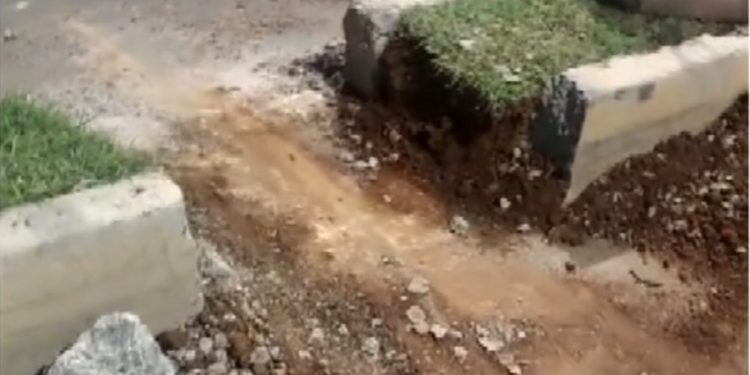 Motoboy usa marreta para quebrar meio-fio e criar 'atalho' em avenida de Sumaré