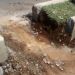 Motoboy usa marreta para quebrar meio-fio e criar 'atalho' em avenida de Sumaré